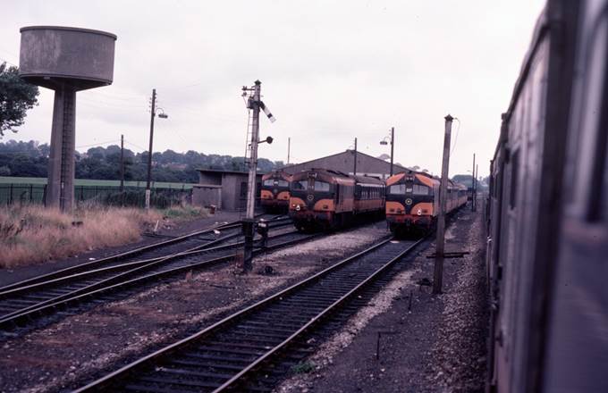 A group of trains on the railway tracks

Description automatically generated with medium confidence
