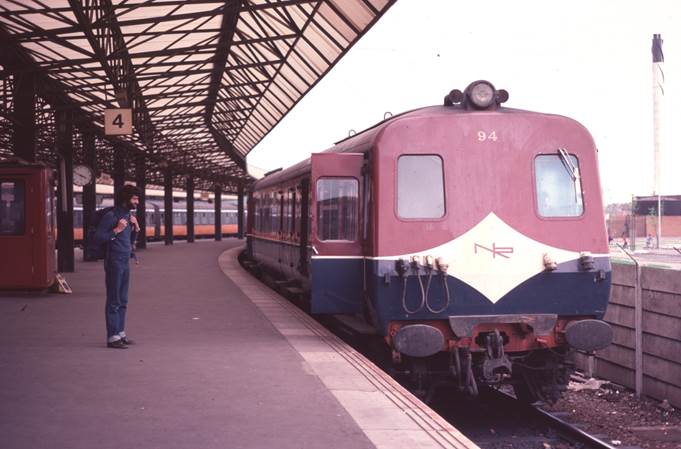 A red and white train at a train station

Description automatically generated with medium confidence