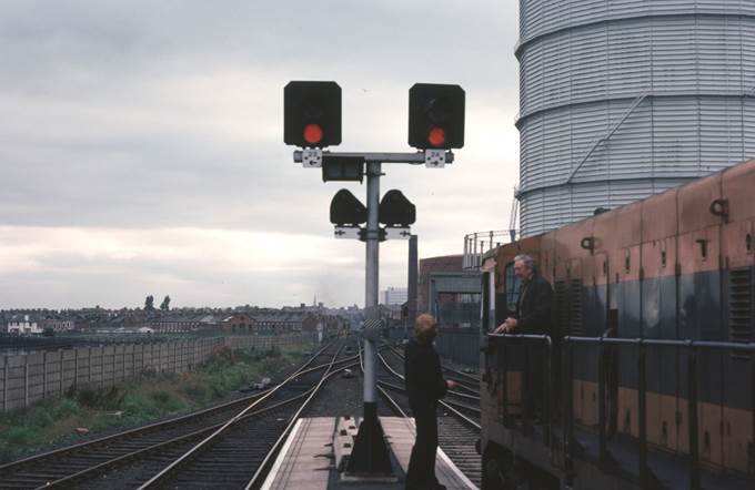 A train travels down the tracks

Description automatically generated with medium confidence