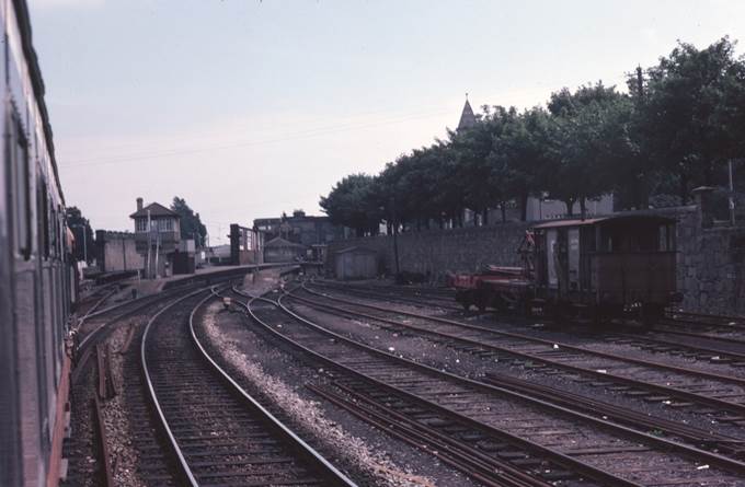 A train on the railway tracks

Description automatically generated with low confidence